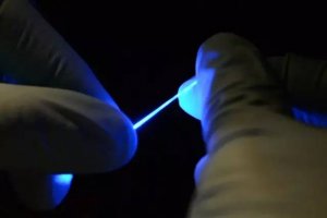 <b>神经植入装置新突破，多功能橡胶导电纤维有望修复脊髓神经</b>