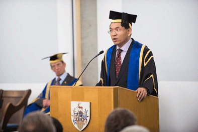 首位华裔英国高校校长：我是改革开放受益者