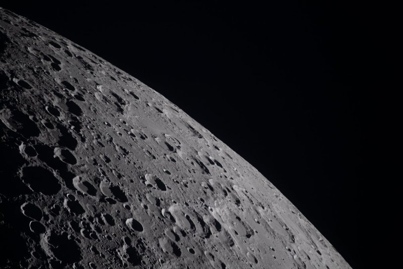 NASA公布阿耳忒弥斯II任务逾万张月球照片，揭示月球科学新进展